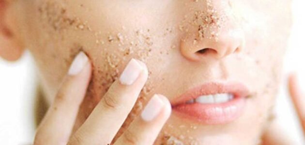 خلطة جهنمية لتقشير الوجه للبشرة الحساسة والجافة.. وصفات متنوعة وسريعة