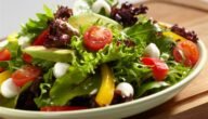 طرق تحضير سلطات لذيذة تجمع بين النكهة والفوائد الصحية 2 طرق تحضير سلطات لذيذة تجمع بين النكهة والفوائد الصحية