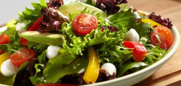 طرق تحضير سلطات لذيذة تجمع بين النكهة والفوائد الصحية 1 طرق تحضير سلطات لذيذة تجمع بين النكهة والفوائد الصحية