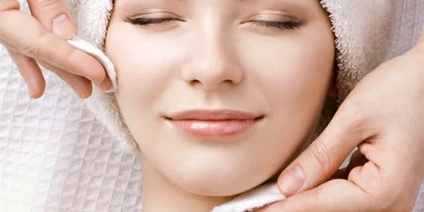 وصفة الزبادي والعسل لتفتيح وتنعيم البشرة مرتين فقط في الأسبوع