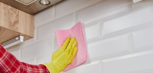 طرق فعالة لتنظيف سيراميك المطبخ من الدهون بسهولة