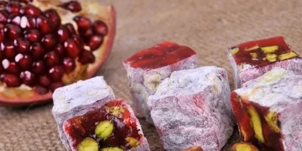 طريقة عمل الملبن الأحمر بالمكسرات بدون مكونات صعبة في المنزل