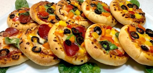 طريقة عمل الميني بيتزا في المنزل 1 طريقة عمل الميني بيتزا في المنزل