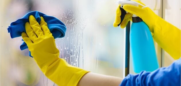 طريقة عمل سائل تنظيف الزجاج بمكونات بسيطة لزجاج لامع كالكريستال