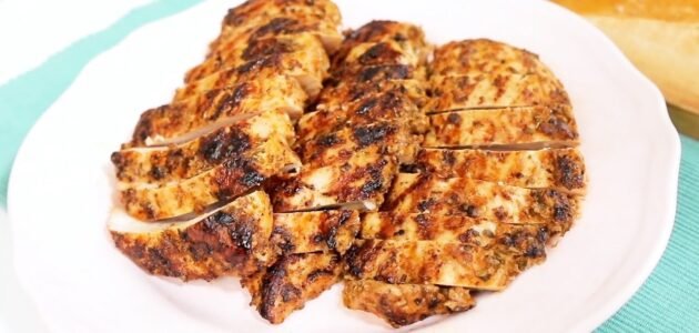 طريقة عمل صدور الدجاج المشوية في الطاسة مثل المطاعم