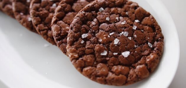 طريقة عمل كوكيز البراونيز المقرمش وسر الحصول على عجينة هشة وطرية