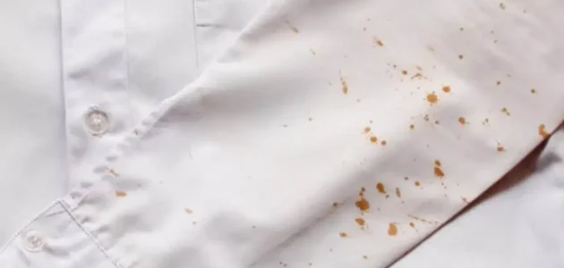 تخلصي من بقع الملابس العنيدة مهما كان نوعها بمكونات منزلية فعالة