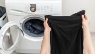 كيفية إزالة البقع الصعبة من الملابس السوداء وحافظي على شياكتك واناقتك