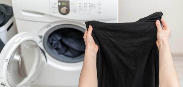 كيفية إزالة البقع الصعبة من الملابس السوداء وحافظي على شياكتك واناقتك