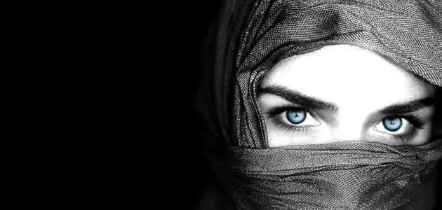 تفسير حلم رؤية وجه امرأة منقبة في المنام للعزباء لابن سيرين