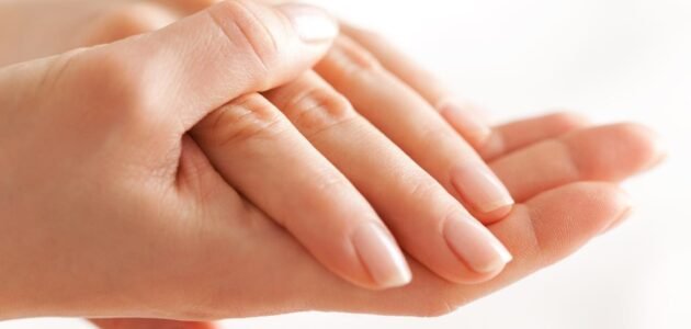 تفسير حلم رؤية يدي بيضاء في المنام للعزباء لابن سيرين