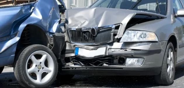 تفسير رؤية حادث سيارة لشخص آخر في المنام لابن سيرين والنابلسي