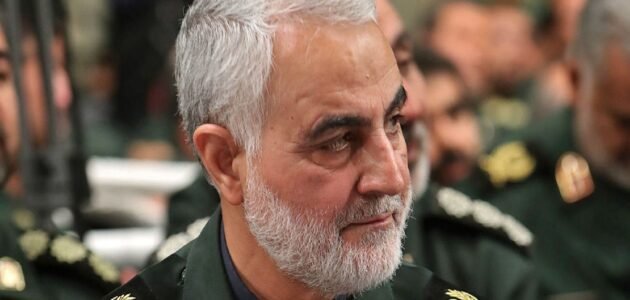 من هو قاسم سليماني ويكيبيديا “سبب أزمة مباراة سباهان والاتحاد”.. بالصور